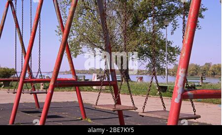 (200413) -- BELGRAD, 13. April 2020 (Xinhua) -- ein leerer Spielplatz wird am 12. April 2020 in der Innenstadt von Belgrad, Serbien, gesehen. Wegen des Ausbruchs der COVID-19 wurde in Belgrad eine Ausgangssperre für das Wochenende eingeleitet. (Foto von Nemanja Cabric/Xinhua) Stockfoto