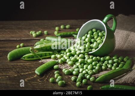 Leckere Reife Erbsen auf einem Holztisch liegen. Stockfoto