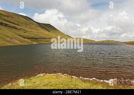 Llyn y Fan Fawr, am Fuße des Fan Brycheiniog, Brecon Beacons National Park, Powys, South Wales, Großbritannien Stockfoto