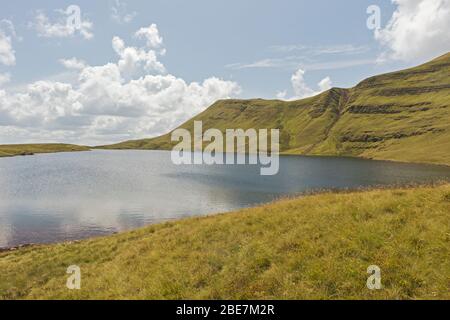 Llyn y Fan Fawr, am Fuße des Fan Brycheiniog, Brecon Beacons National Park, Powys, South Wales, Großbritannien Stockfoto