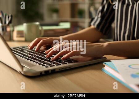 Nahaufnahme der Unternehmer Hände arbeiten auf Laptop sitzen auf einem Schreibtisch in der Nacht im Home Office Stockfoto