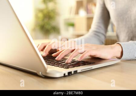 Nahaufnahme der Frau Hände auf Laptop tippen sitzen auf einem Schreibtisch zu Hause Stockfoto