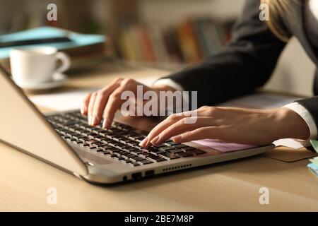 Nahaufnahme der Unternehmerin Hände auf Laptop tippen in der Nacht auf einem Schreibtisch Stockfoto