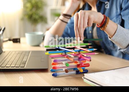 Gelangweilt faul Student Mädchen Hände verschwenden Zeit spielen mit Kugelschreiber sitzen auf einem Schreibtisch zu Hause Stockfoto