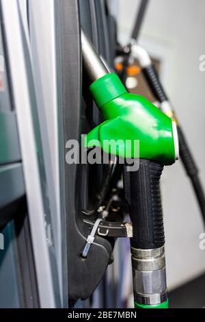 Bunte Benzinpumpe Fülldüsen, Tankstelle in einem Dienst tagsüber - Bild Stockfoto