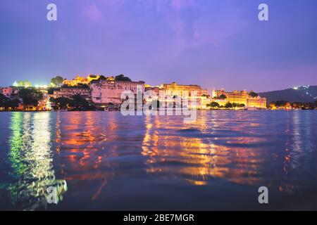 Udaipur City Palace am Abend ansehen. Udaipur, Indien Stockfoto