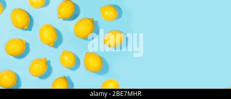 Kreatives Layout aus Zitrone auf grünem Minzfarbhintergrund. Flaches Lay. Food Summer Konzept. Stockfoto