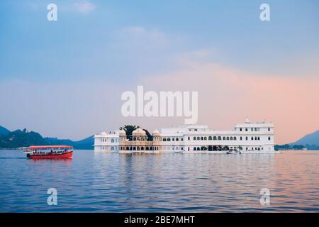 Palast des Palastes am Pichola-See im Zwielicht, Udaipur, Rajasthan, Indien Stockfoto