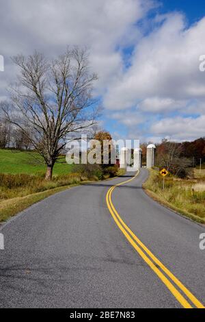 Herbstszene mit windiger Straße in Delaware County NY Stockfoto