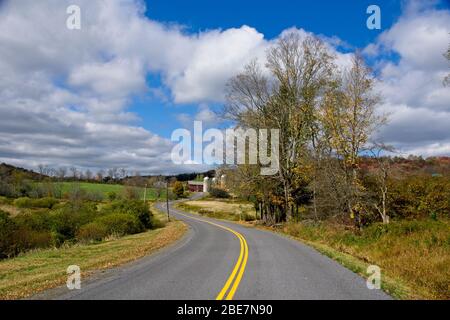 Herbstszene mit windiger Straße in Delaware County NY Stockfoto