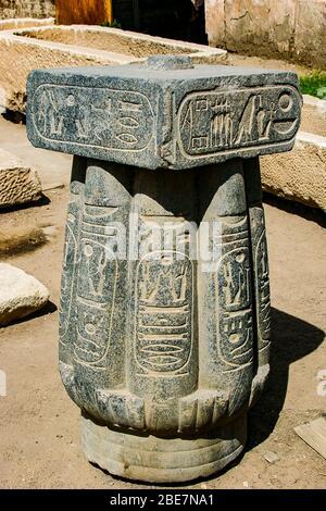 Ägypten, Kairo, Heliopolis, Freilichtmuseum, Obelisken-Park. Säulenstück, mit König Sethnakht Kartuschen. Stockfoto