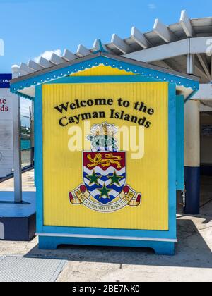 George Town, Grand Cayman Island, UK - 23. April 2019: Dies ist ein buntes Willkommensschild "Willkommen auf den Cayman Islands", das man auf den Cayman Islands in Georg sieht Stockfoto