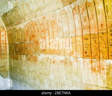 Ägypten, Kairo, Heliopolis, eine Zone, die in Zukunft als Freilichtmuseum vorbereitet wird. Grab von Panehesy, 26. Dynastie (Saite). Texte an Seitenwänden. Stockfoto