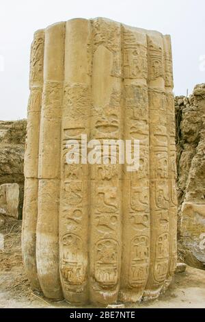 Ägypten, Kairo, Heliopolis, der ramesside Tempel in der Zone genannt Tell el Hisn. Säule mit den Kartuschen von Ramses II. Stockfoto