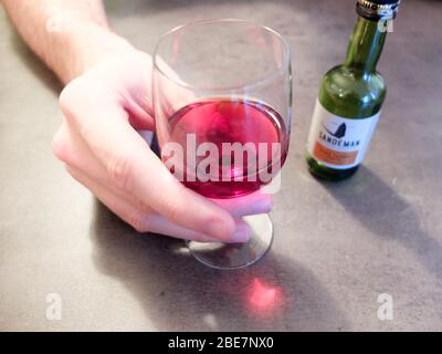 Nahaufnahme eines Mannes Hand hält ein Glas Sandeman porto Stockfoto