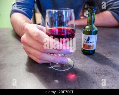 Nahaufnahme eines Mannes Hand hält ein Glas Sandeman porto Stockfoto