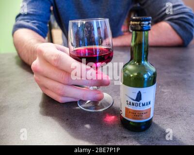 Nahaufnahme eines Mannes Hand hält ein Glas Sandeman porto Stockfoto