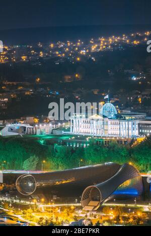 Tiflis, Georgien. Präsidentenpalast, Avlabari Residenz Und Konzert Musiktheater Ausstellungshalle Im Sommer Rike Park In Der Nacht Illumi Stockfoto