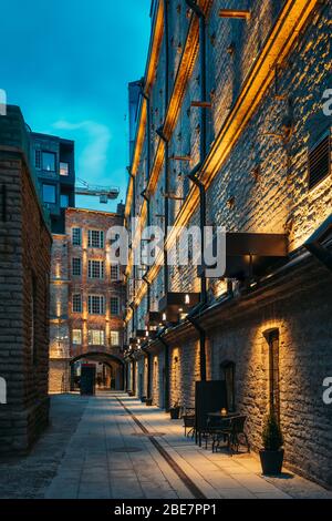 Tallinn, Estland. Historische Rotermann Stadt Viertel in Abend Illuminationen. Rotermann Quartal schließt alte Industriebauten mit neuer Funktion ein Stockfoto