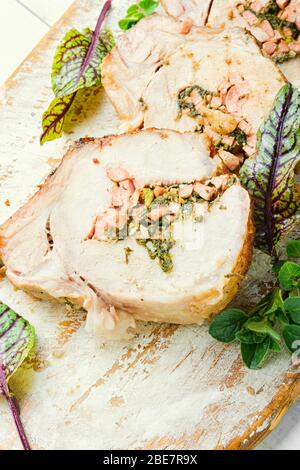 Leckeres Lendenfleisch mit Sauerampfer und Speck gefüllt Stockfoto