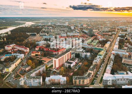 Gomel, Weißrussland. Luftaufnahme Der Skyline Von Homiel Am Herbstabend. Wohnviertel Bei Sonnenuntergang. Vogelperspektive. Stockfoto