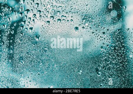 Wassertropfen Oder Regen Auf Nassglas-Hintergrund. Moody Foto In Frischer Blauer Farbe. Stockfoto