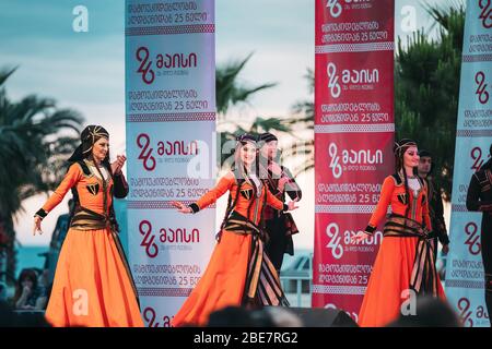 Batumi, Adscharien, Georgia - 26. Mai 2016: Leute gekleidet in traditionellen Trachten tanzen während der Feier des Unabhängigkeitstages Georgiens Stockfoto