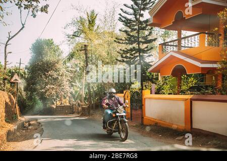 Goa, Indien - 14. Februar 2020: Menschen Reiten Auf Rollern Motorrad Auf Der Straße. Stockfoto