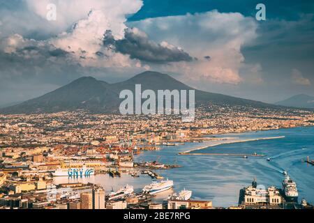 Neapel, Italien – 17. Oktober 2018:. Draufsicht Skyline Von Neapel Mit Vesuv Und Golf Von Neapel Im Hintergrund. Stockfoto