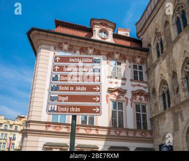 Der Wegweiser auf dem Altstädter Ring von Prag, Tschechische Republik, weist auf eine Reihe von Sehenswürdigkeiten in der Altstadt hin. Stockfoto