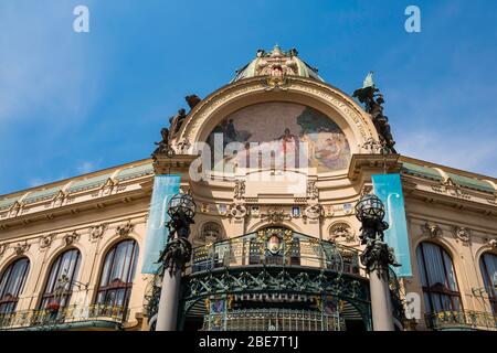 Das Gemeindehaus (1912) ist ein Gebäude im Jugendstil und enthält den Konzertsaal Smetana Hall. Stockfoto