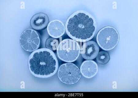 Klassische blaue Farbe des Jahres 2020 Inschrift. Kreatives Muster aus Früchten auf klassischem blauen Hintergrund. Fruit Minimal Konzept. Draufsicht, flaches Lay Stockfoto