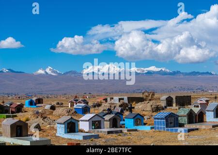 Aymaran Land mit der Cordillera Real und ihren 6.000 m hohen Gipfeln, Halbinsel Huata, Department La Paz, Bolivien, Lateinamerika Stockfoto