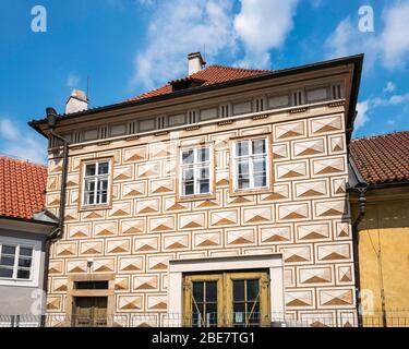 Ein Haus in der U Prašného mostu Straße, in der Nähe der Prager Burg, hat ein Sgraffito-Design, das die Illusion von Steinarbeiten gibt. Prag, Tschechische Republik. Stockfoto