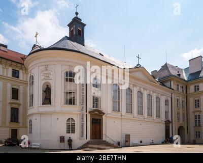 Die Kapelle des Heiligen Rodes (1758-63) im zweiten Hof der Prager Burg beherbergt die Schatzkammer der St. Veits-Kathedrale. Prag, Tschechische Republik. Stockfoto