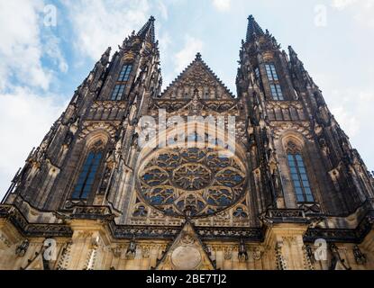 Die Westfront der St. Veits-Kathedrale, in der Prager Burg. Das Rosenfenster zeigt Szenen aus der Schöpfung. Prag, Tschechische Republik. Stockfoto