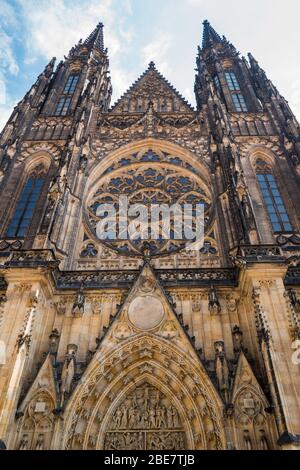 Die Westfront der St. Veits-Kathedrale, in der Prager Burg. Das Rosenfenster zeigt Szenen aus der Schöpfung. Prag, Tschechische Republik. Stockfoto