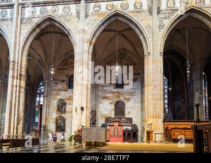 Die Alte Sakristei und die gotischen Bögen im Inneren der St. Veits-Kathedrale, Prag, Tschechische Republik. Stockfoto