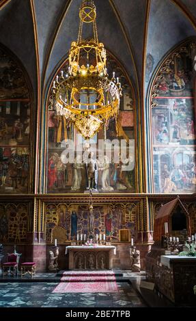 Die Kapelle des Hl. Wenzel in der St.-Veits-Kathedrale ist mit Edelsteinen, Gemälden und einer Statue des Hl. Wenzel geschmückt. Prag, Tschechische Republik. Stockfoto