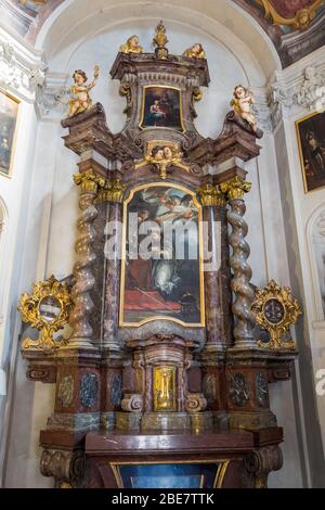 Altar in der Kapelle des Heiligen Johannes von Nepomuk in der St. George's Basilica, Prager Burg, Prag, Tschechische Republik. Stockfoto