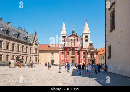 St. George's Basilika und Kloster, in der Prager Burg. Das ehemalige Kloster beherbergt einen Teil der Nationalgalerie. Prag, Tschechische Republik Stockfoto