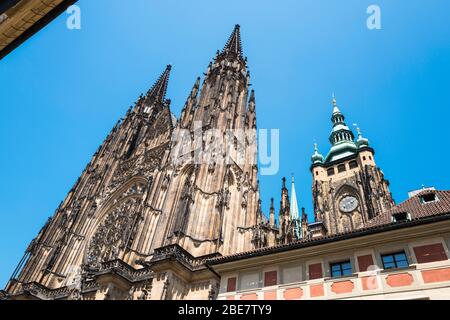 Die Westfront der St. Veits-Kathedrale, in der Prager Burg. Das Rosenfenster zeigt Szenen aus der Schöpfung. Prag, Tschechische Republik. Stockfoto