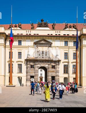 Der erste Hof der Prager Burg enthält das barocke Matthias Tor, das zum zweiten Hof führt. Prag, Tschechische Republik. Stockfoto