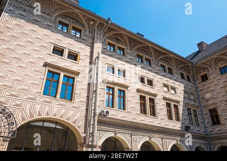 Das Schloss Schwarzenberg (1545-1563) am Schlossplatz hat ein Sgraffito-Design, das die Illusion von Steinarbeiten vermittelt. Prag, Tschechische Republik. Stockfoto