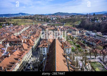 Blick vom Berner Dom auf die roten Ziegeldächer der Häuser im historischen Zentrum der Altstadt, Blick auf die Stadt mit der umliegenden Landschaft, Inner Stockfoto