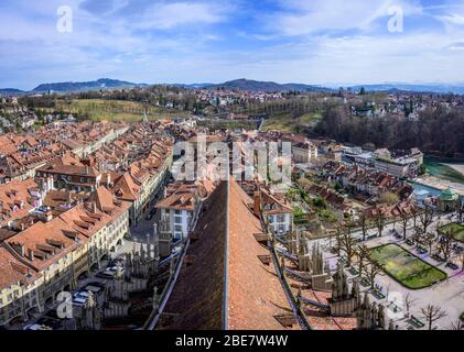 Blick vom Berner Dom auf die roten Ziegeldächer der Häuser im historischen Zentrum der Altstadt, Blick auf die Stadt mit der umliegenden Landschaft, Inner Stockfoto