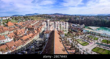 Blick vom Berner Dom auf die roten Ziegeldächer der Häuser im historischen Zentrum der Altstadt, Blick auf die Stadt mit der umliegenden Landschaft, Inner Stockfoto