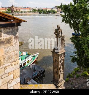 Statue des Ritters Bruncvík (Braunschweig) von Ludvík Šimek auf der Südseite der Karlsbrücke, Prag, Tschechische Republik. Stockfoto