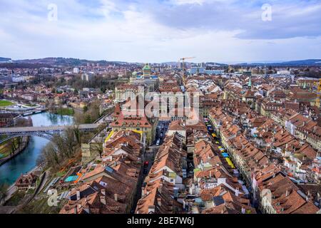 Blick vom Berner Dom auf die roten Ziegeldächer der Häuser im historischen Stadtzentrum der Altstadt und der Aare, Blick auf die Stadt, Innenstadt Stockfoto