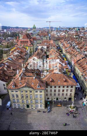 Blick vom Berner Münster auf den Münsterplatz und die roten Ziegeldächer der Häuser im historischen Zentrum der Altstadt, Blick auf die Stadt, Inner Stockfoto